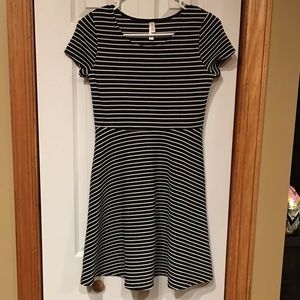 Girls black and white dress.